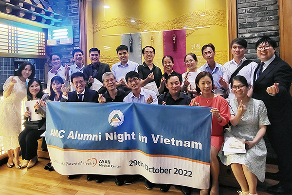 AMC holds the international physician alumni night in Vietnam 