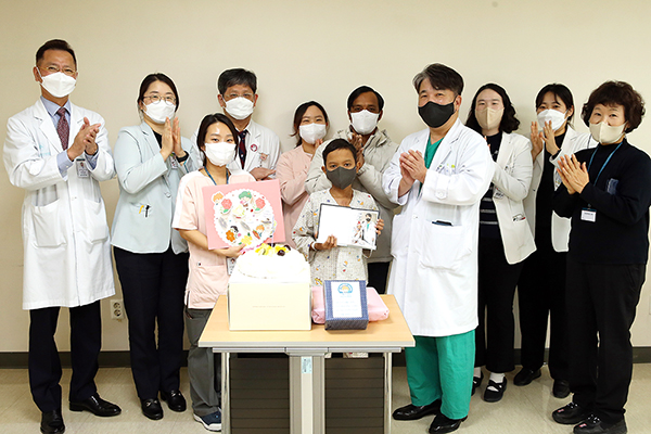 Professor Tae-Jin Yun of the Division of Pediatric Cardiac Surgery (fourth from the right), Professor Jeong Jin Yu of the Division of Pediatric Cardiology (fourth from the left), and medical staff taking a commemorative photo during a ceremony celebrating Aok Rotha's discharge on January 31